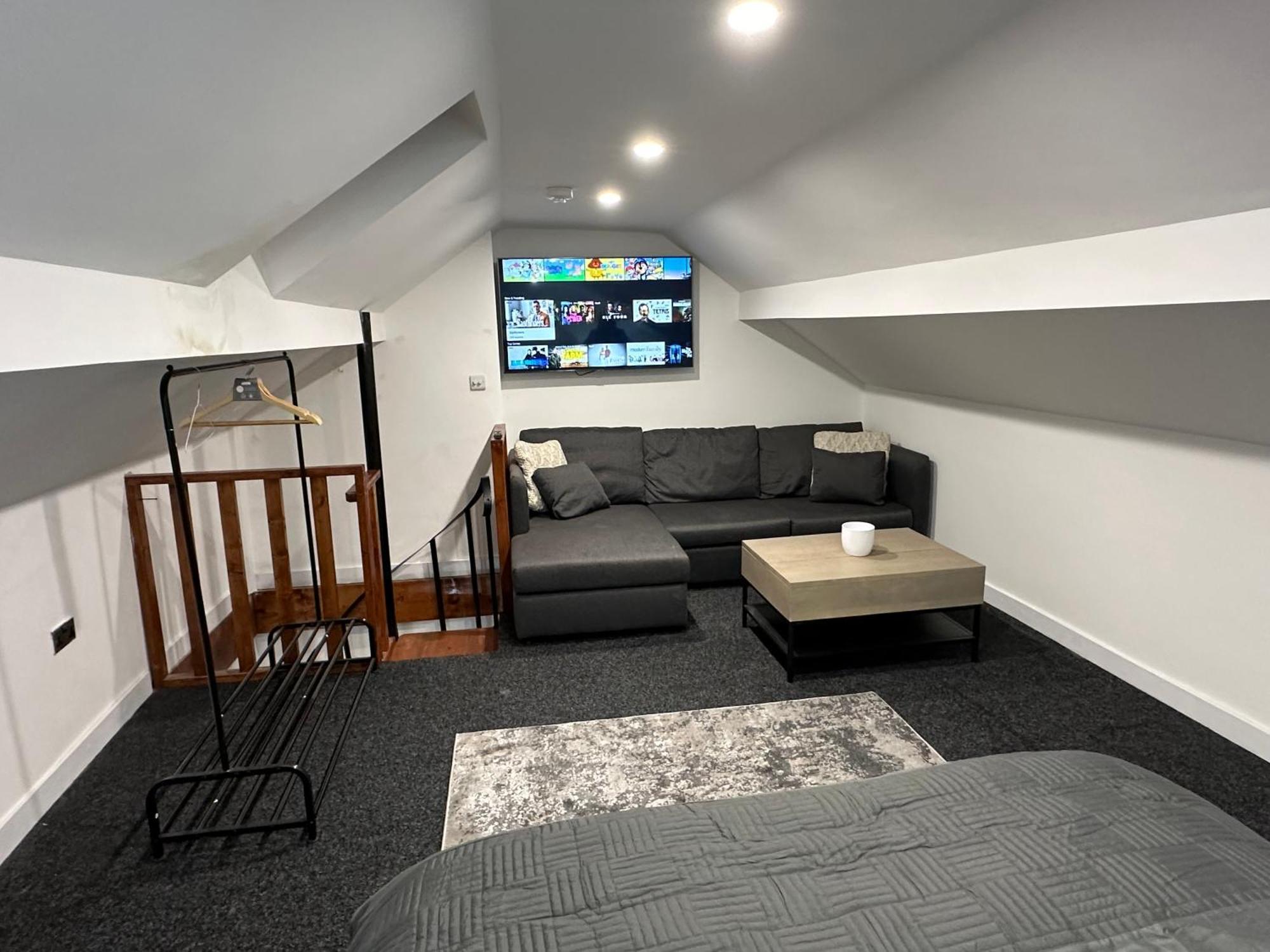 Apartment New York Style, Central, Canal River Don, 2 Levels, 6pp, Free Parking, 5g Wifi *