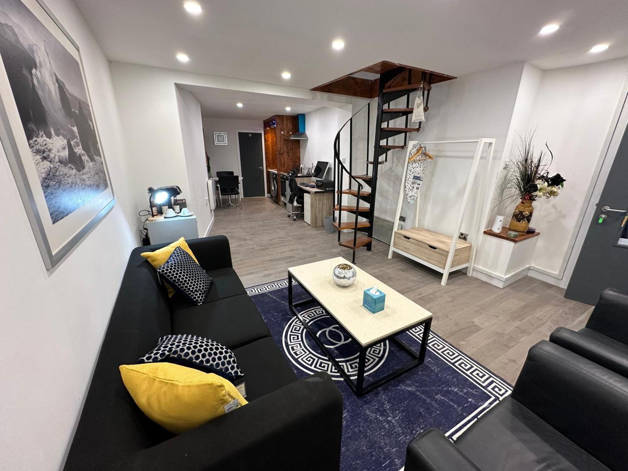 Apartment New York Style, Central, Canal River Don, 2 Levels, 6pp, Free Parking, 5g Wifi