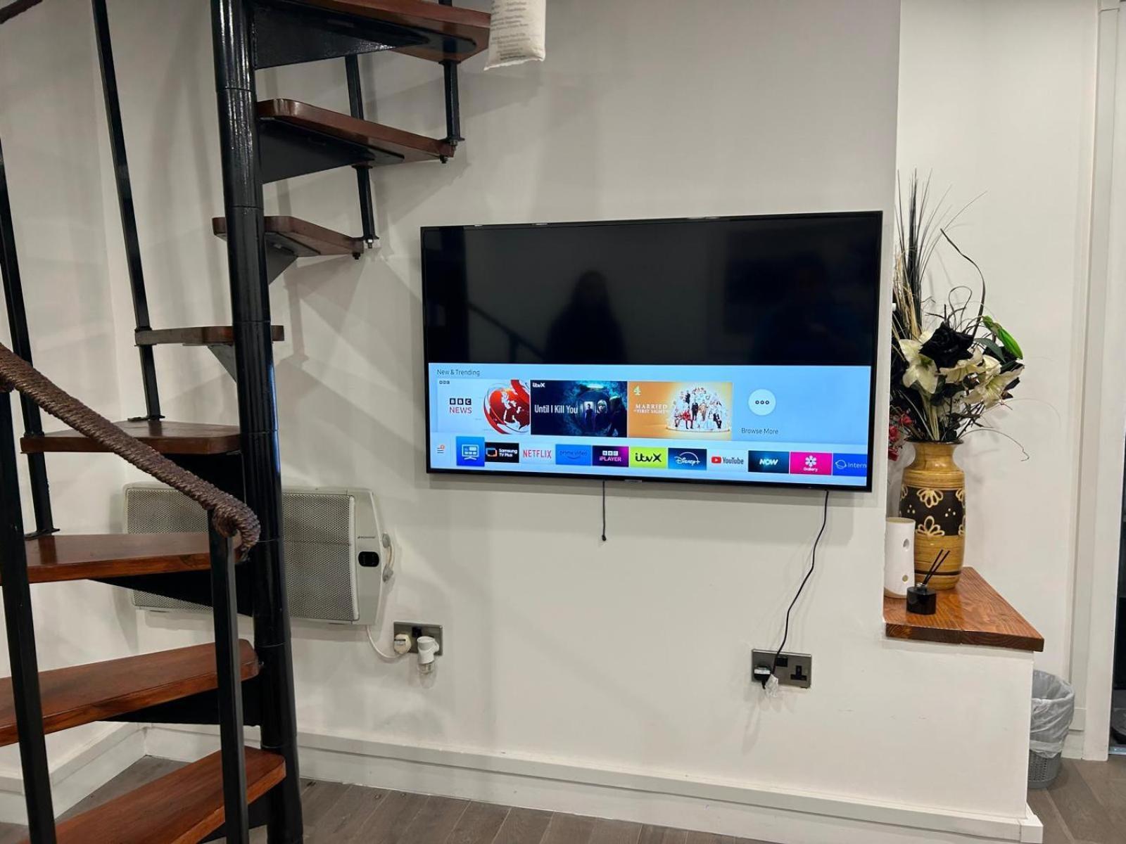 Apartment New York Style, Central, Canal River Don, 2 Levels, 6pp, Free Parking, 5g Wifi