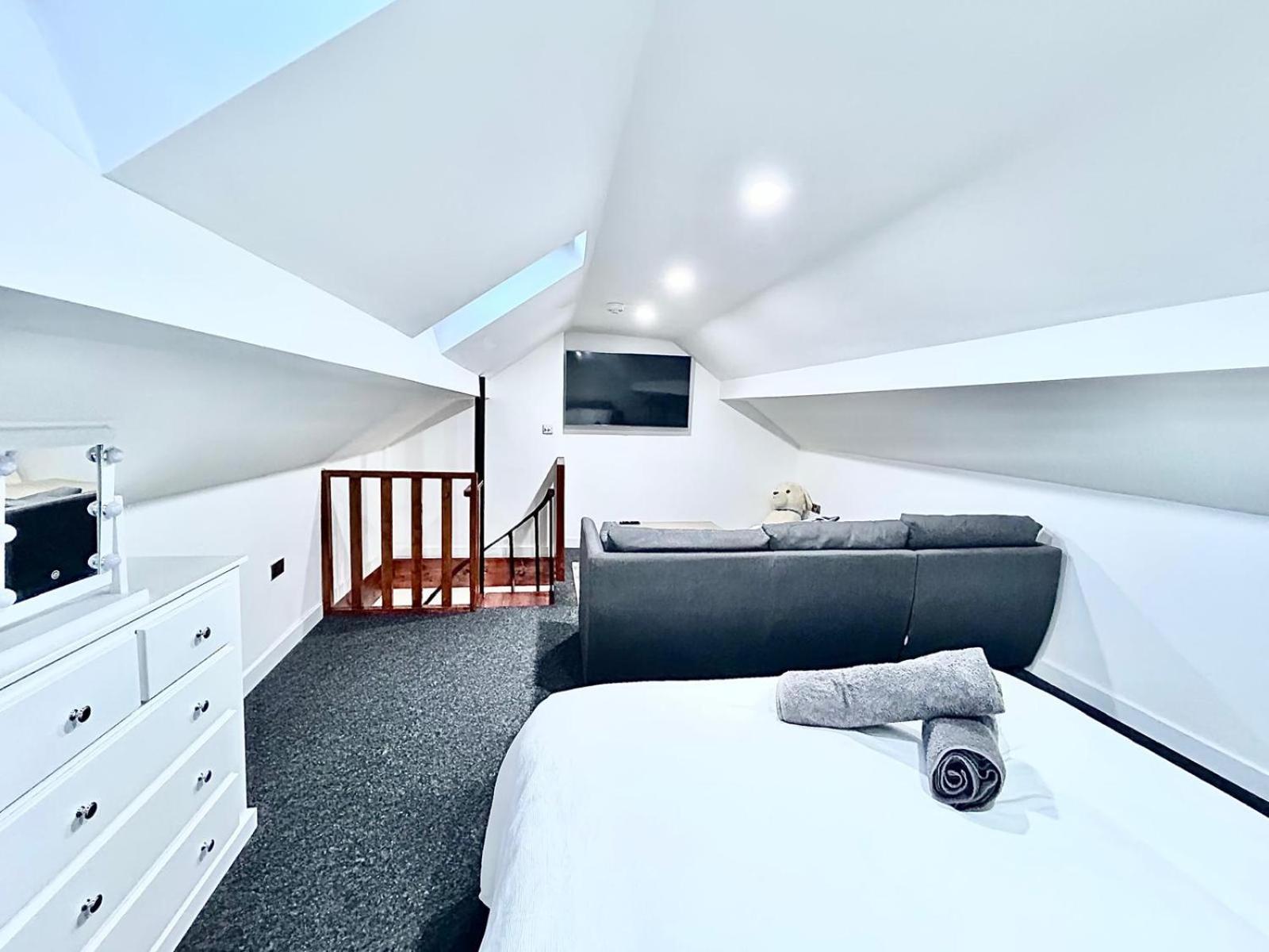 Apartment New York Style, Central, Canal River Don, 2 Levels, 6pp, Free Parking, 5g Wifi *